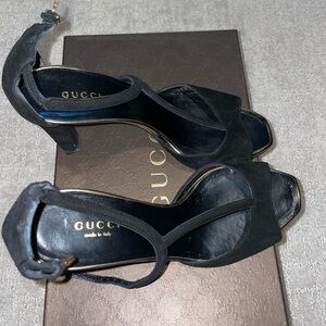 Beautiful velvet Gucci heel! In good condition with dust bag and box. T-strap